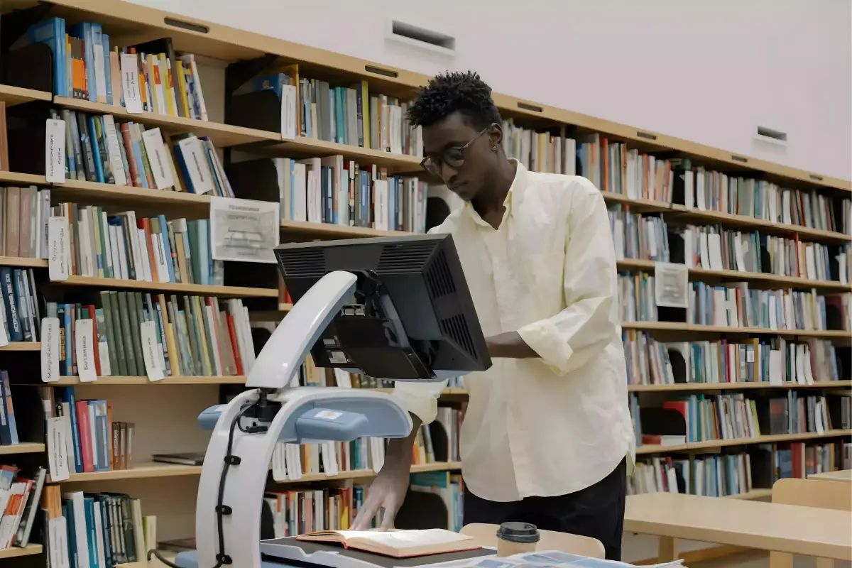 Gambar seseorang sedang scanning dokumen di aera perpustakaan