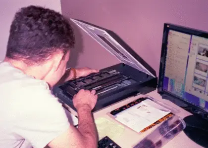 seseorang sedang scan dokumen