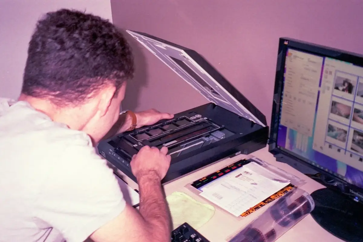 seseorang sedang scan dokumen