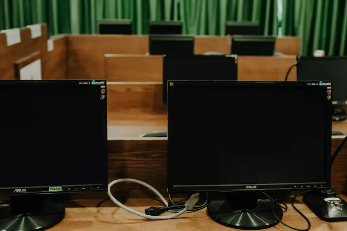 foto komputer di lab sekolah